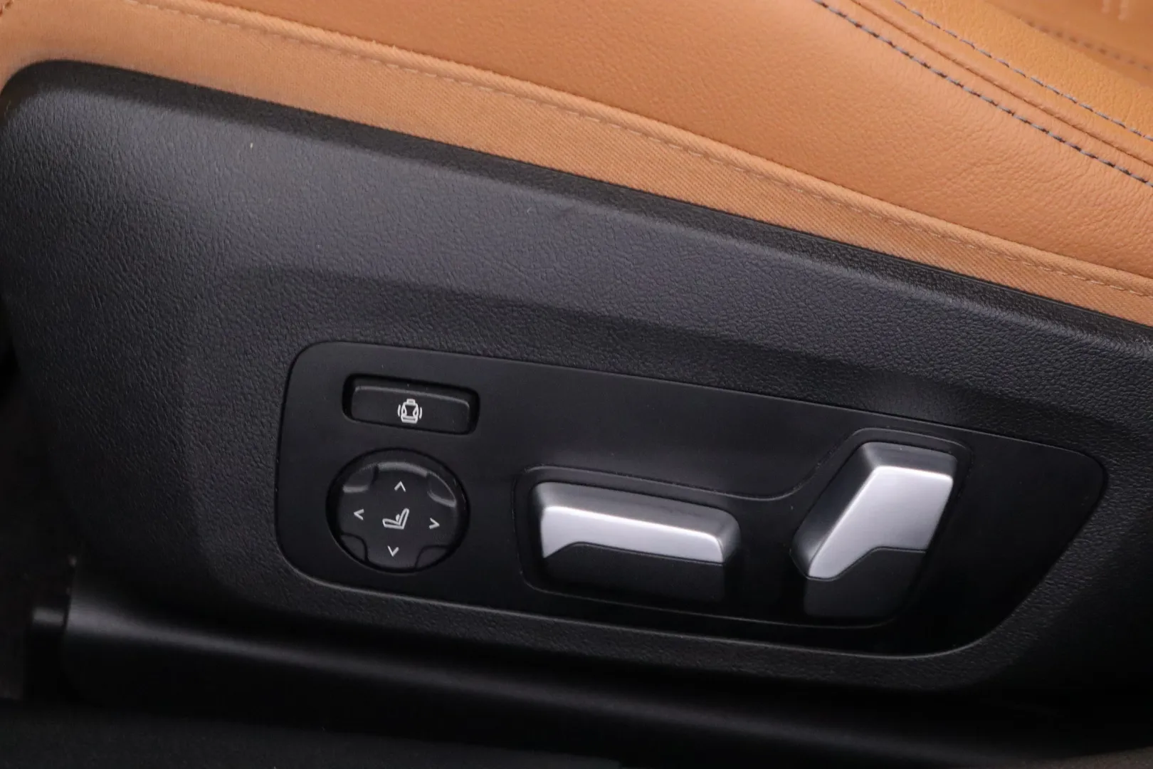 BMW i4 YMA-569 carousel image