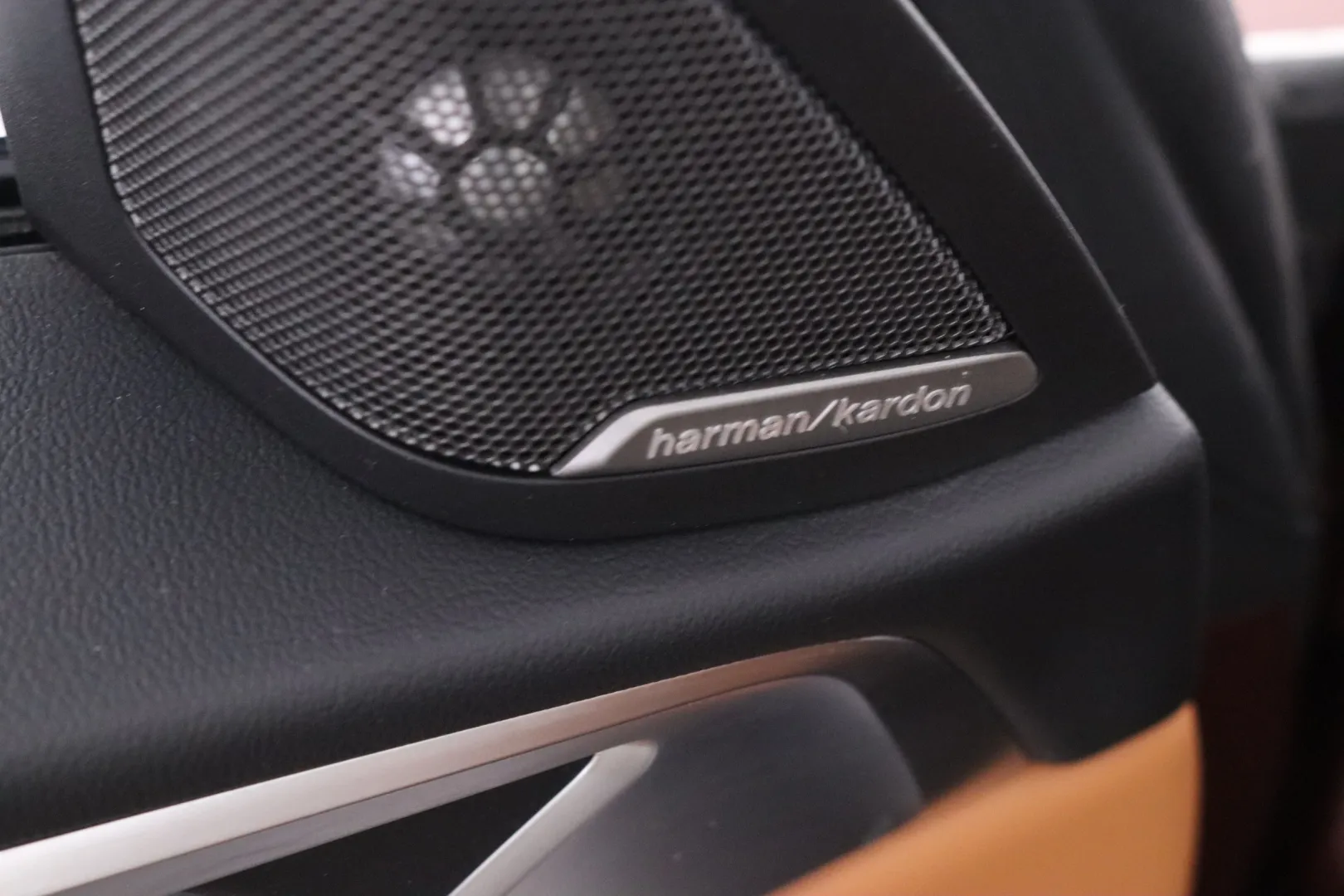 BMW i4 YMA-569 carousel image