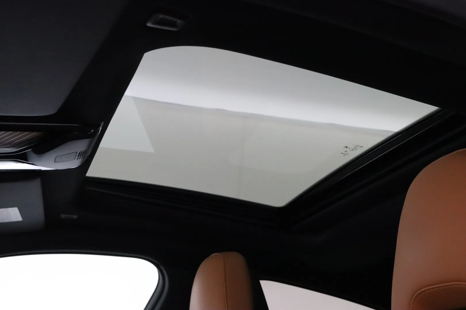 BMW i4 YMA-569 carousel image