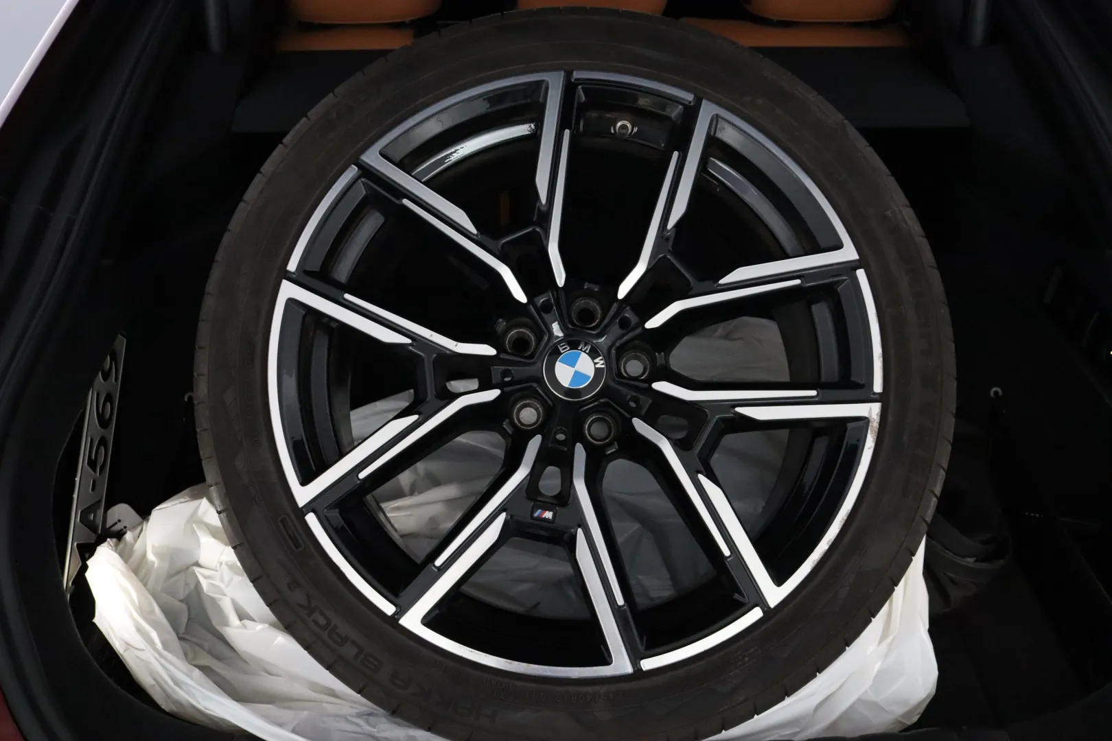 BMW i4 YMA-569 carousel image