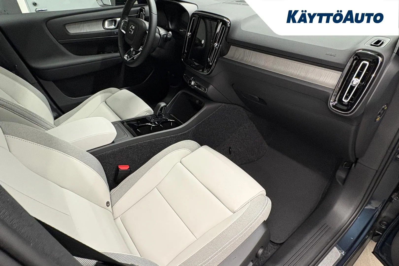 Volvo EX40 LTN-411 carousel image