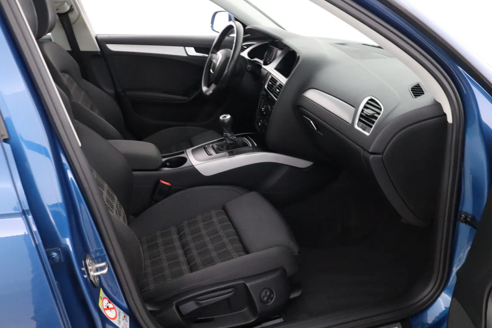 AUDI A4 YHK-609 carousel image