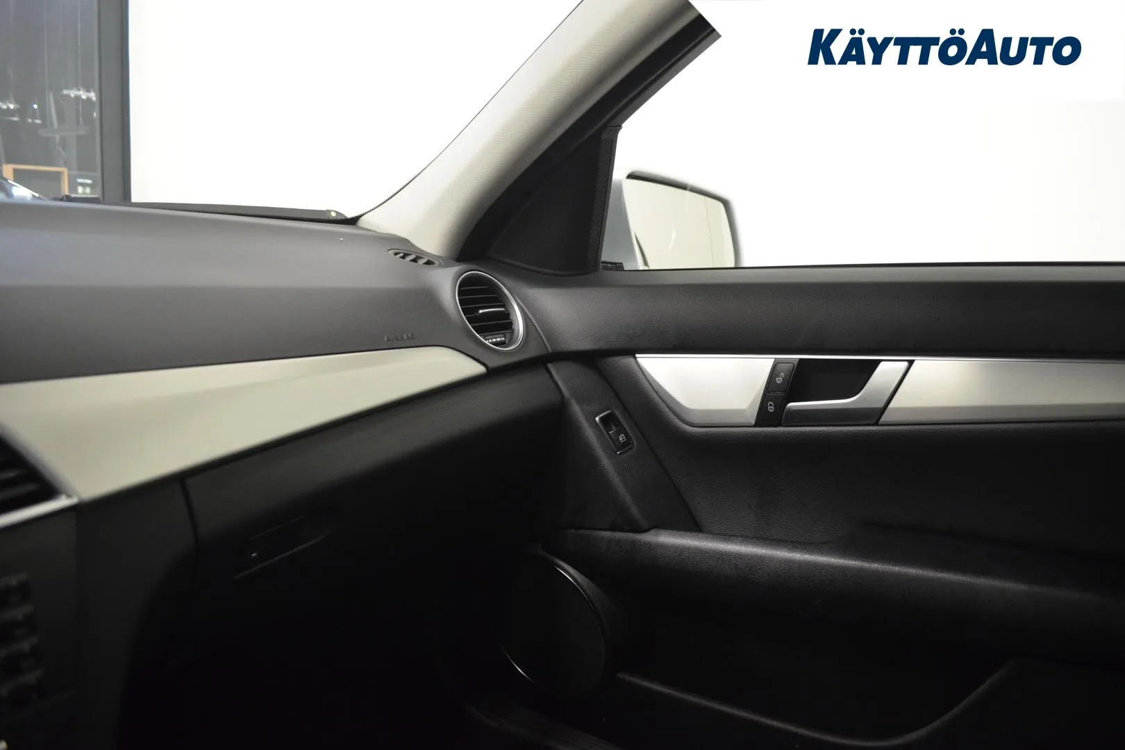 MERCEDES-BENZ C YIY-912 carousel image