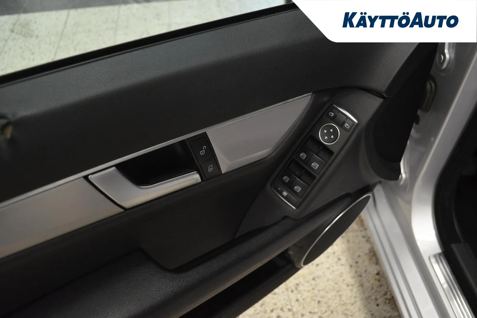 MERCEDES-BENZ C YIY-912 carousel image