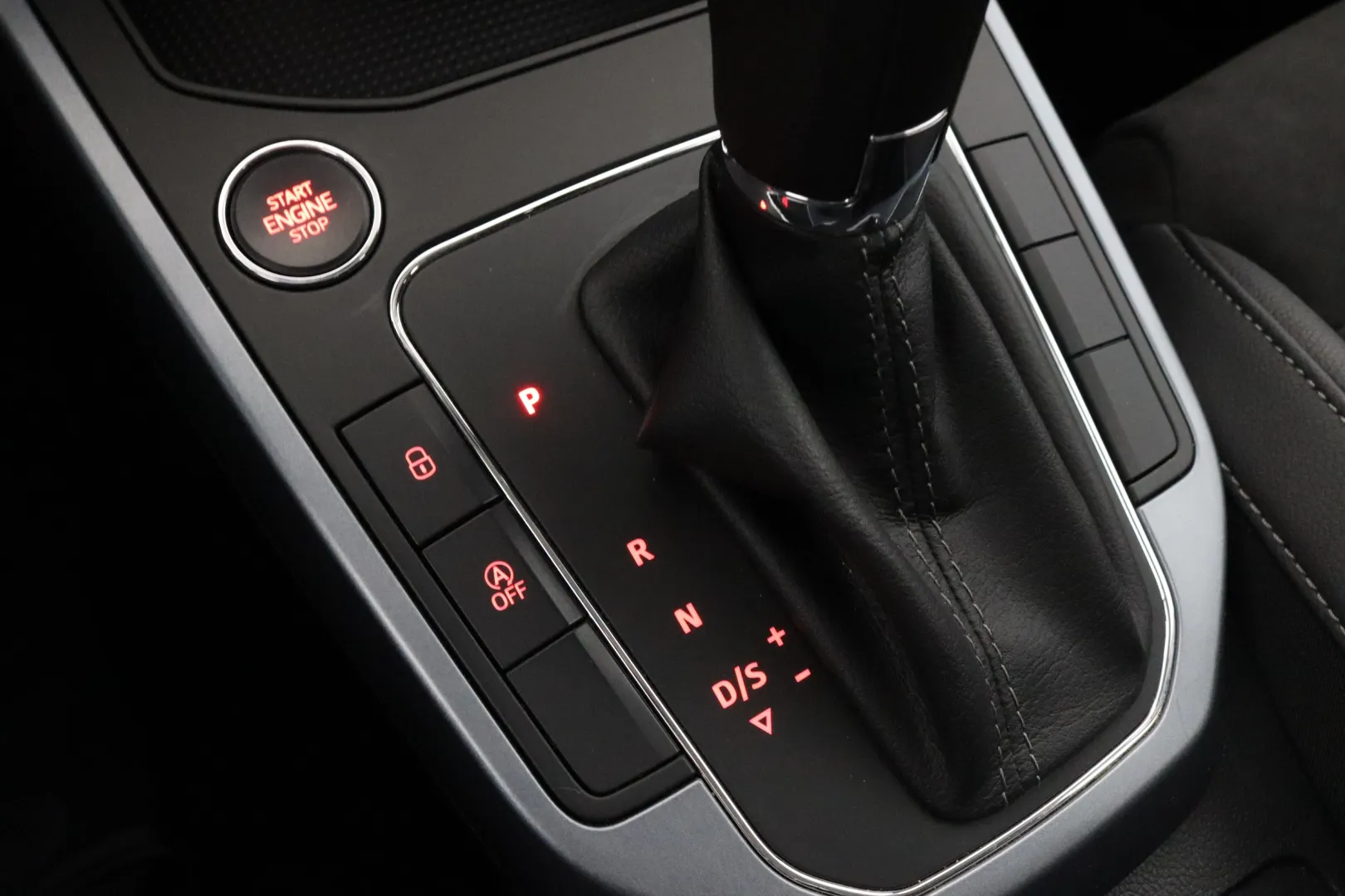 SEAT Arona EPB-934 carousel image