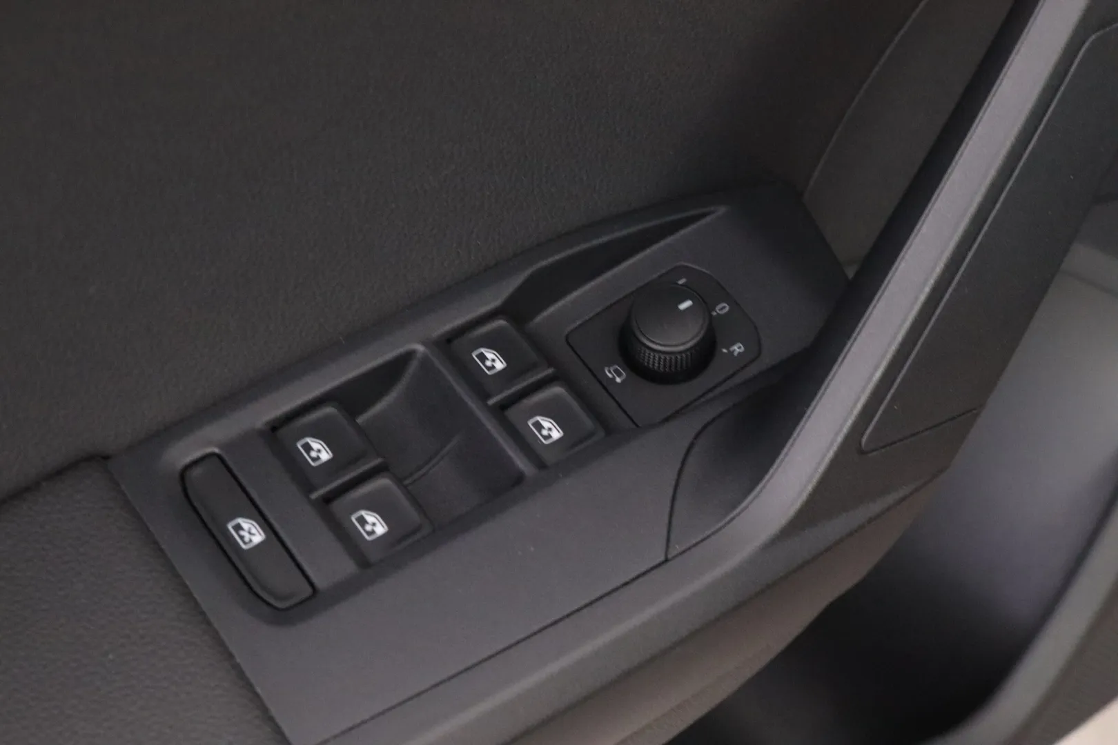 SEAT Arona EPB-934 carousel image