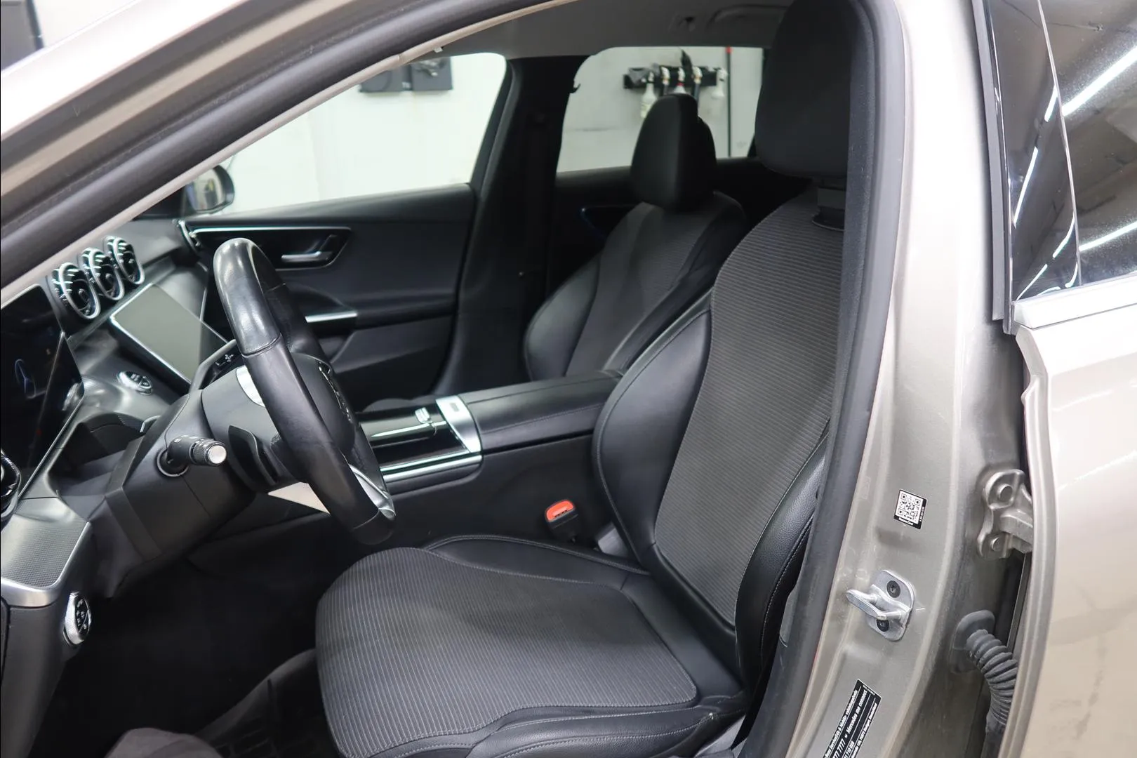 Mercedes-Benz C ZZG-634 carousel image