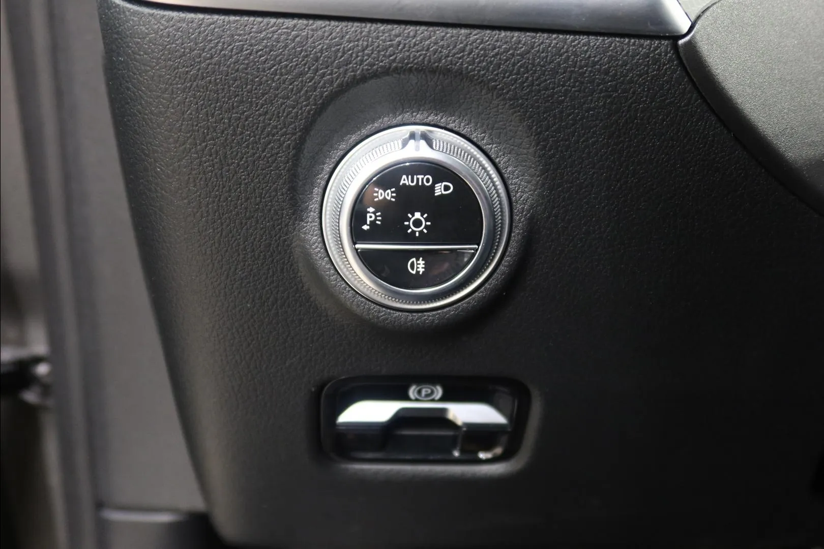 Mercedes-Benz C ZZG-634 carousel image