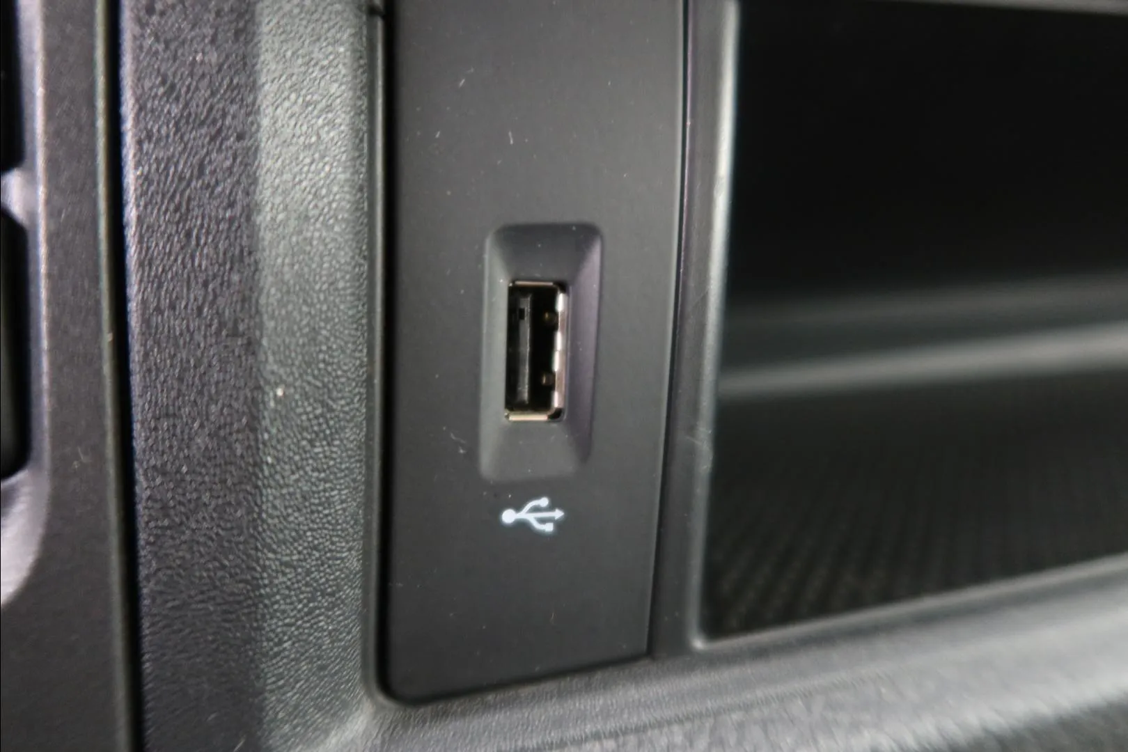 VOLKSWAGEN Transporter JKG-604 carousel image