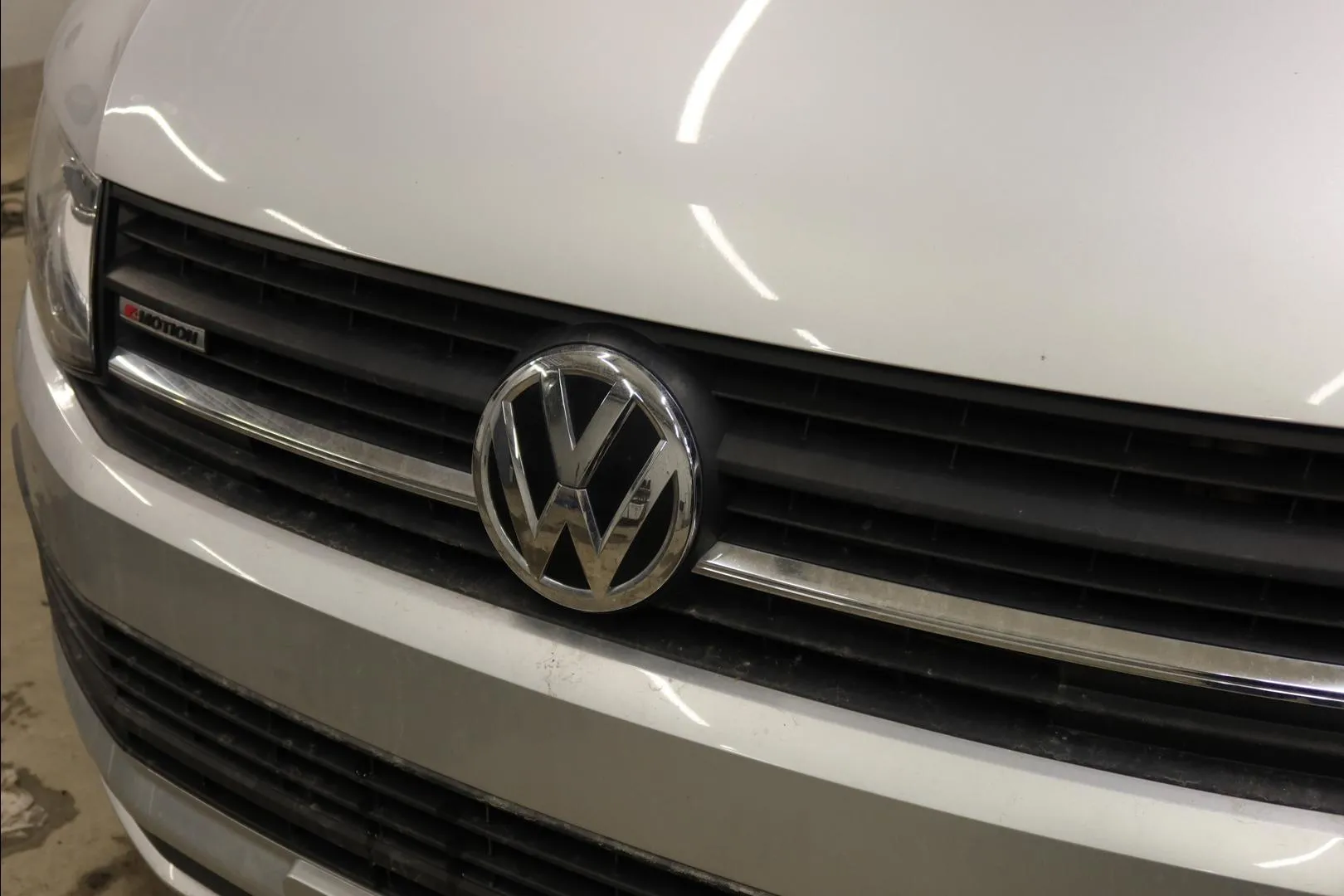 VOLKSWAGEN Transporter JKG-604 carousel image