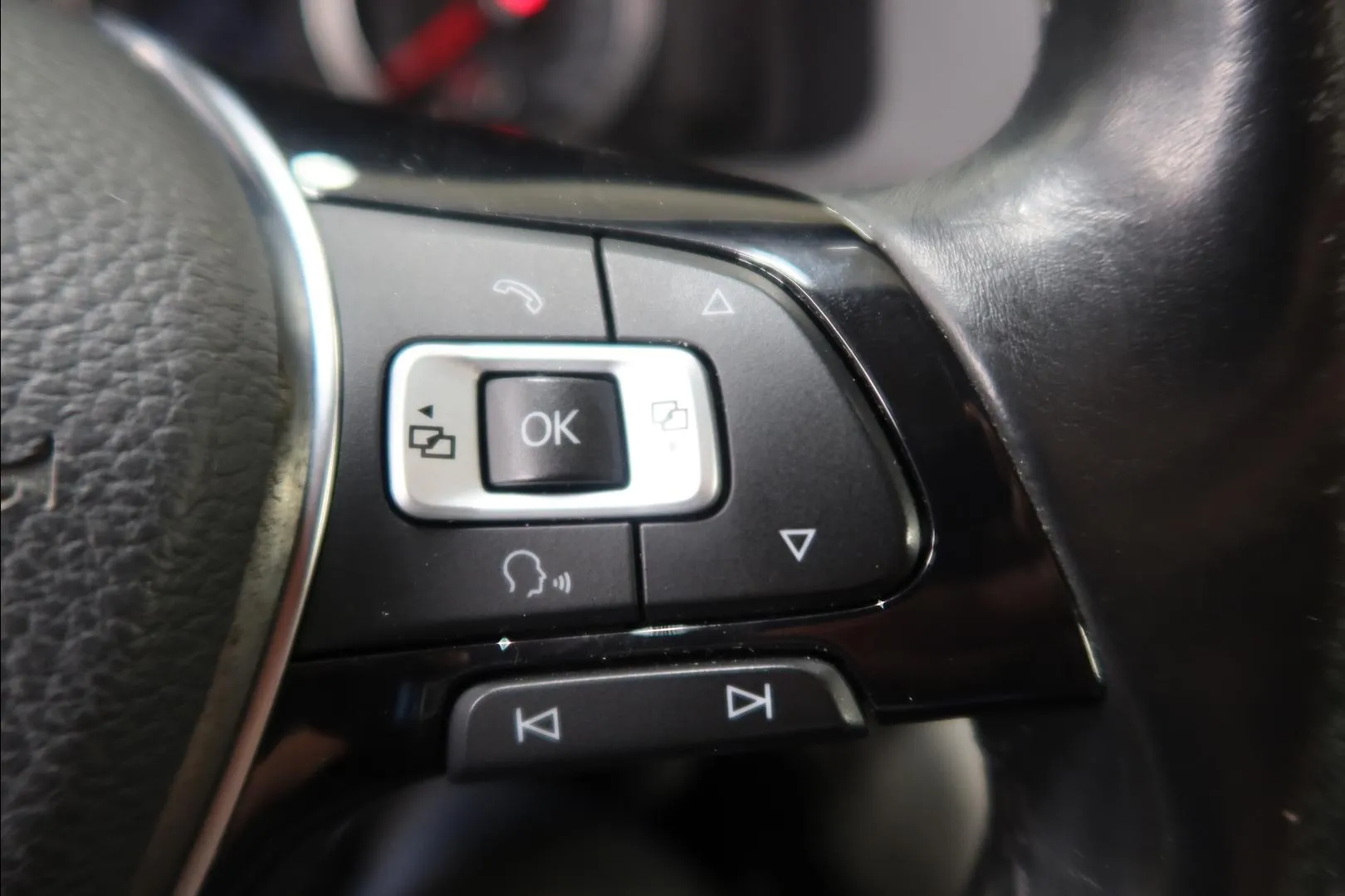 VOLKSWAGEN Transporter JKG-604 carousel image