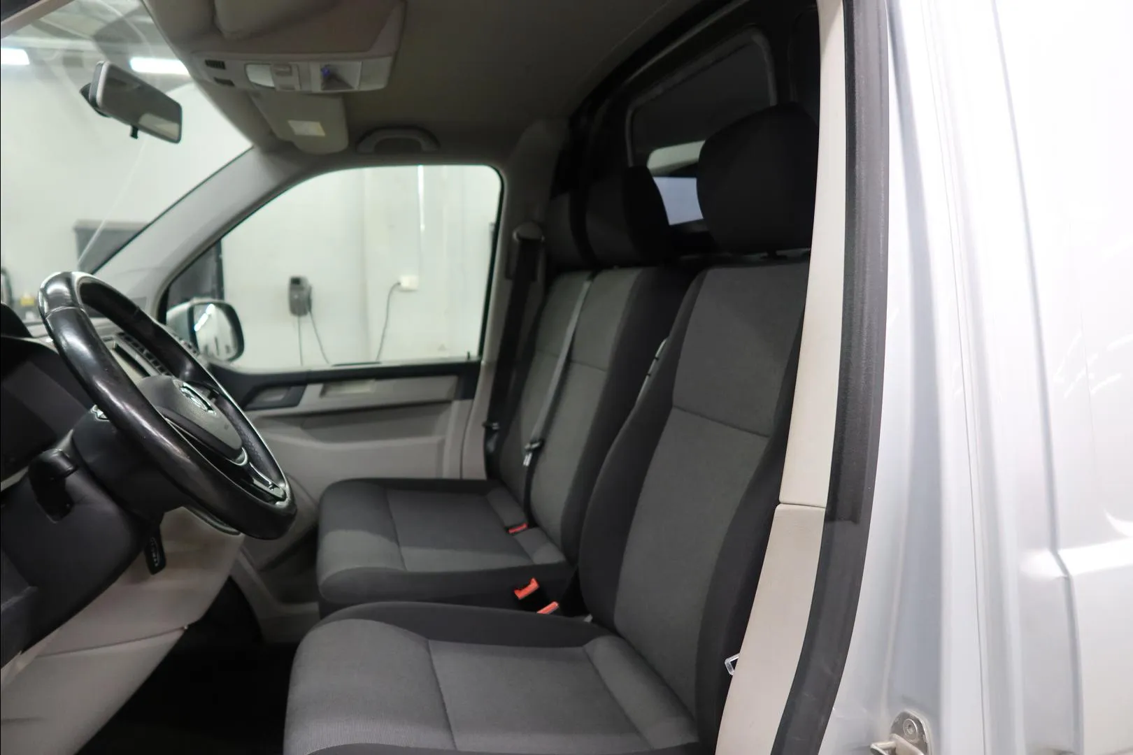 VOLKSWAGEN Transporter JKG-604 carousel image