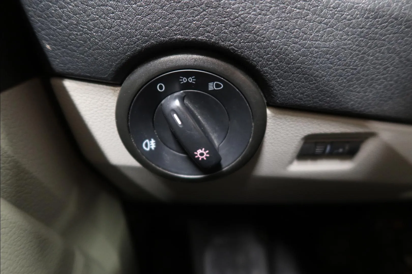 VOLKSWAGEN Transporter JKG-604 carousel image