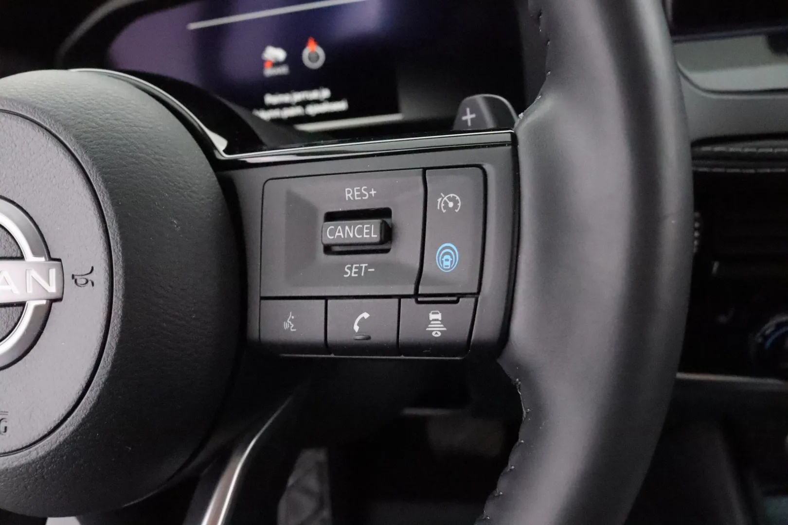 Nissan Qashqai RXE-842 carousel image