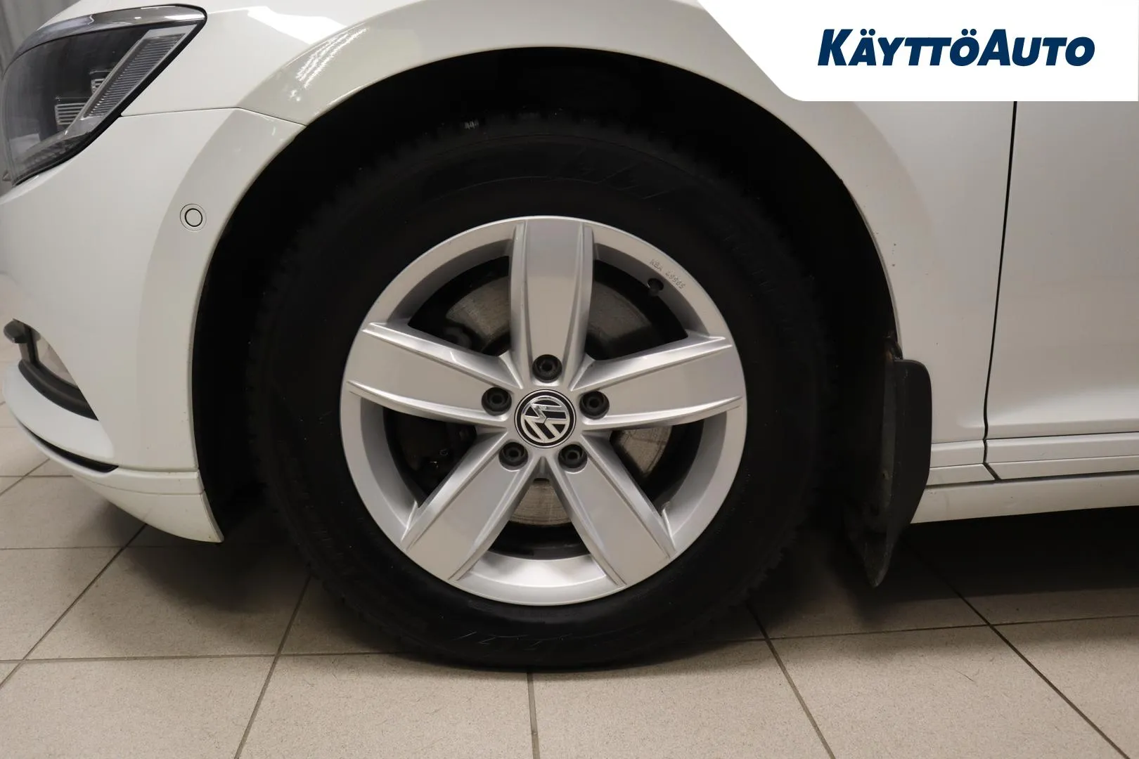 VOLKSWAGEN Passat YLI-904 carousel image