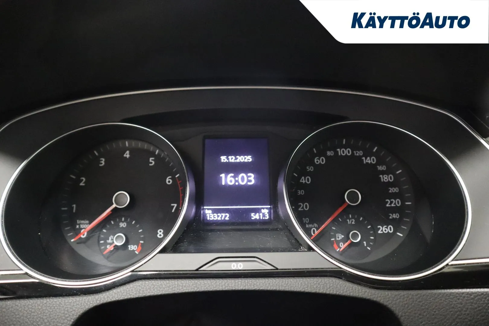 VOLKSWAGEN Passat YLI-904 carousel image