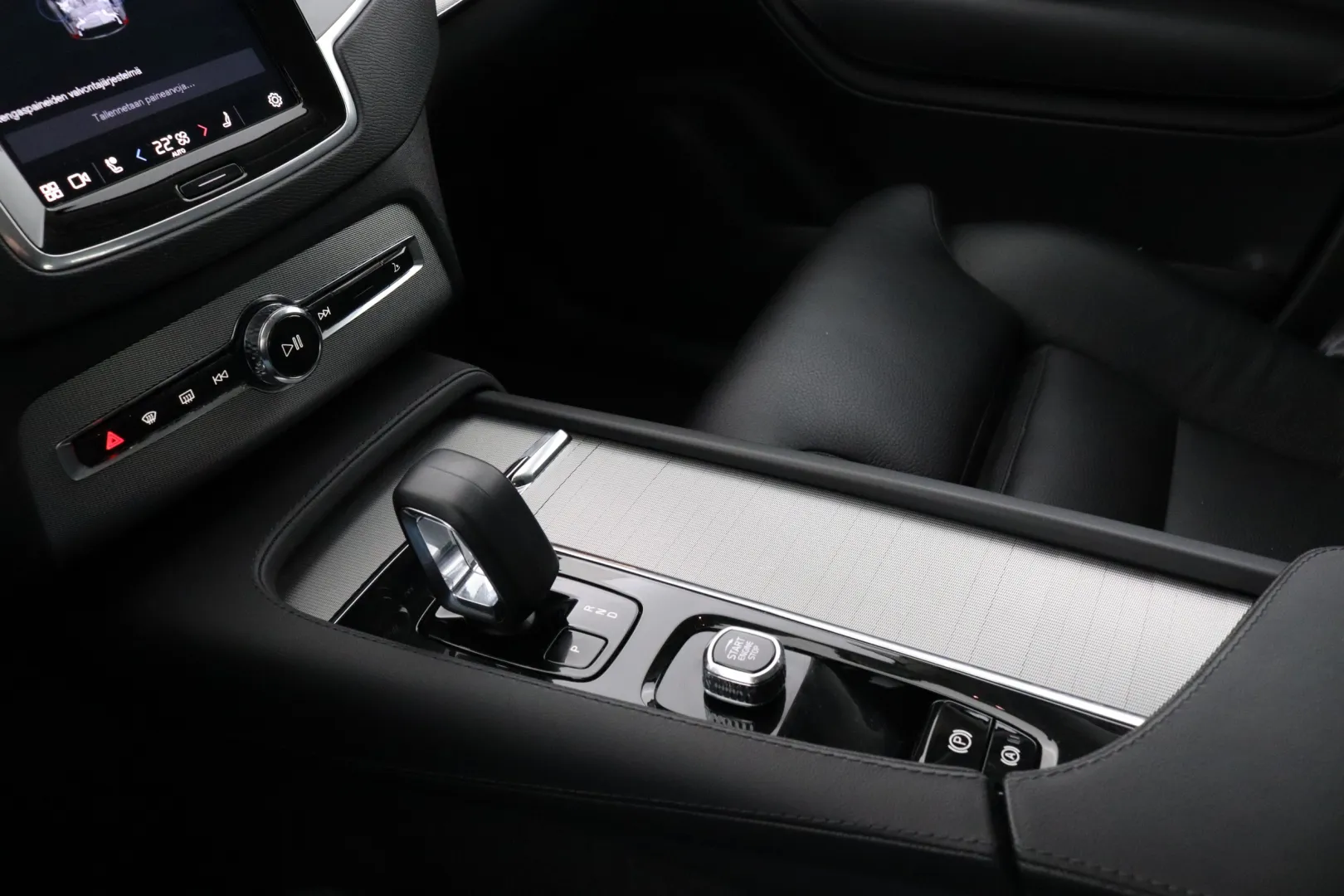 VOLVO XC90 MOR-296 carousel image