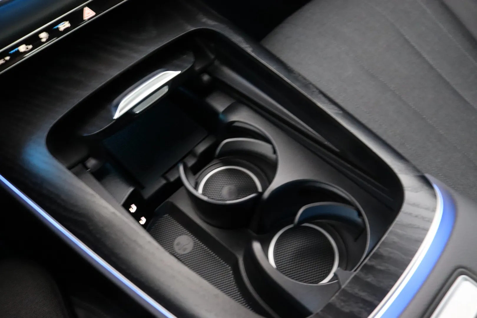 Mercedes-Benz E YXR-146 carousel image