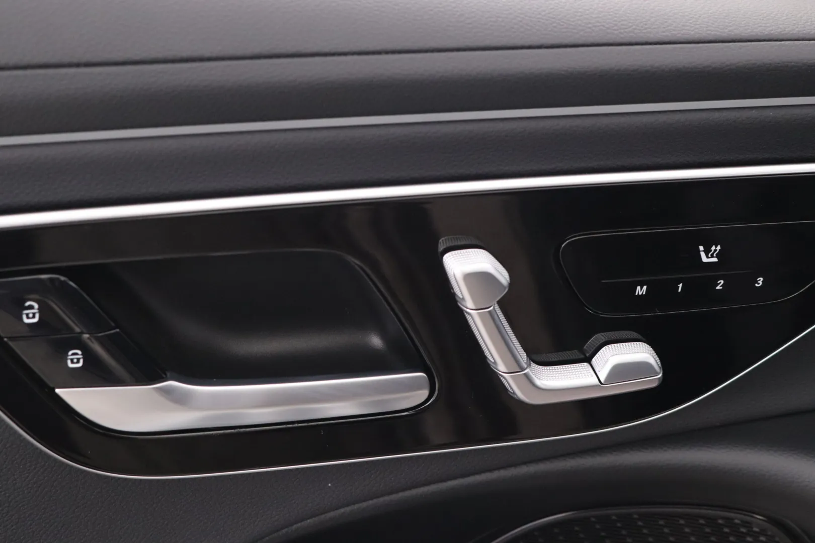 Mercedes-Benz E YXR-146 carousel image