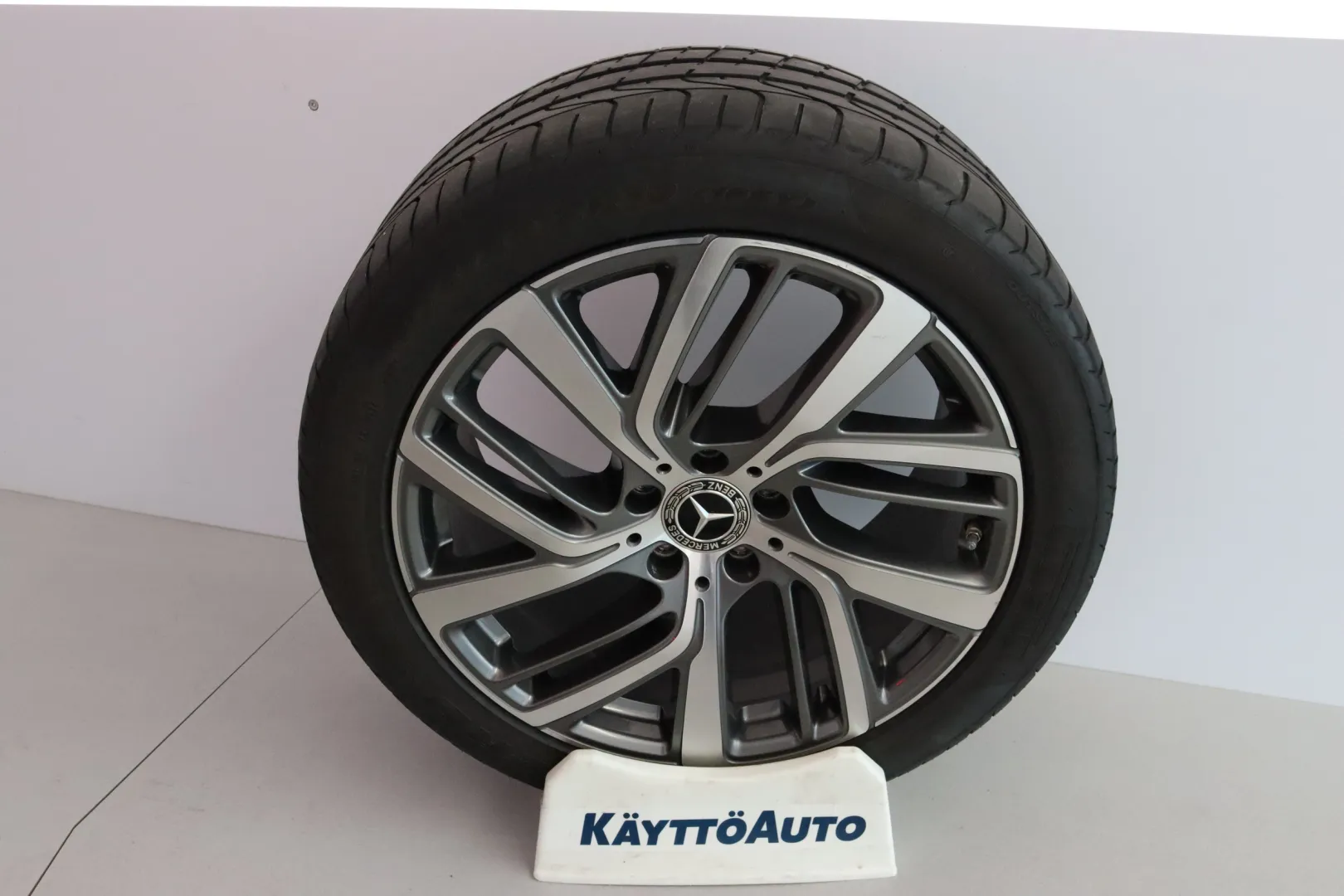 Mercedes-Benz E YXR-146 carousel image