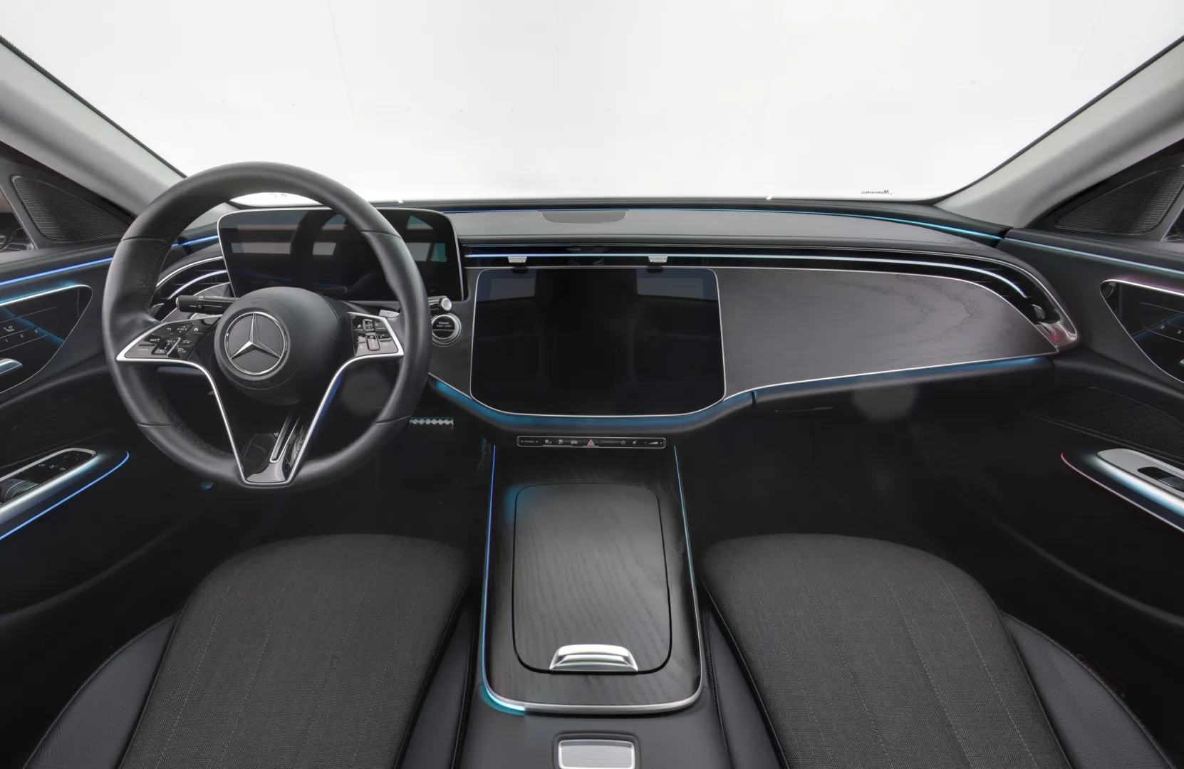 Mercedes-Benz E YXR-146 carousel image