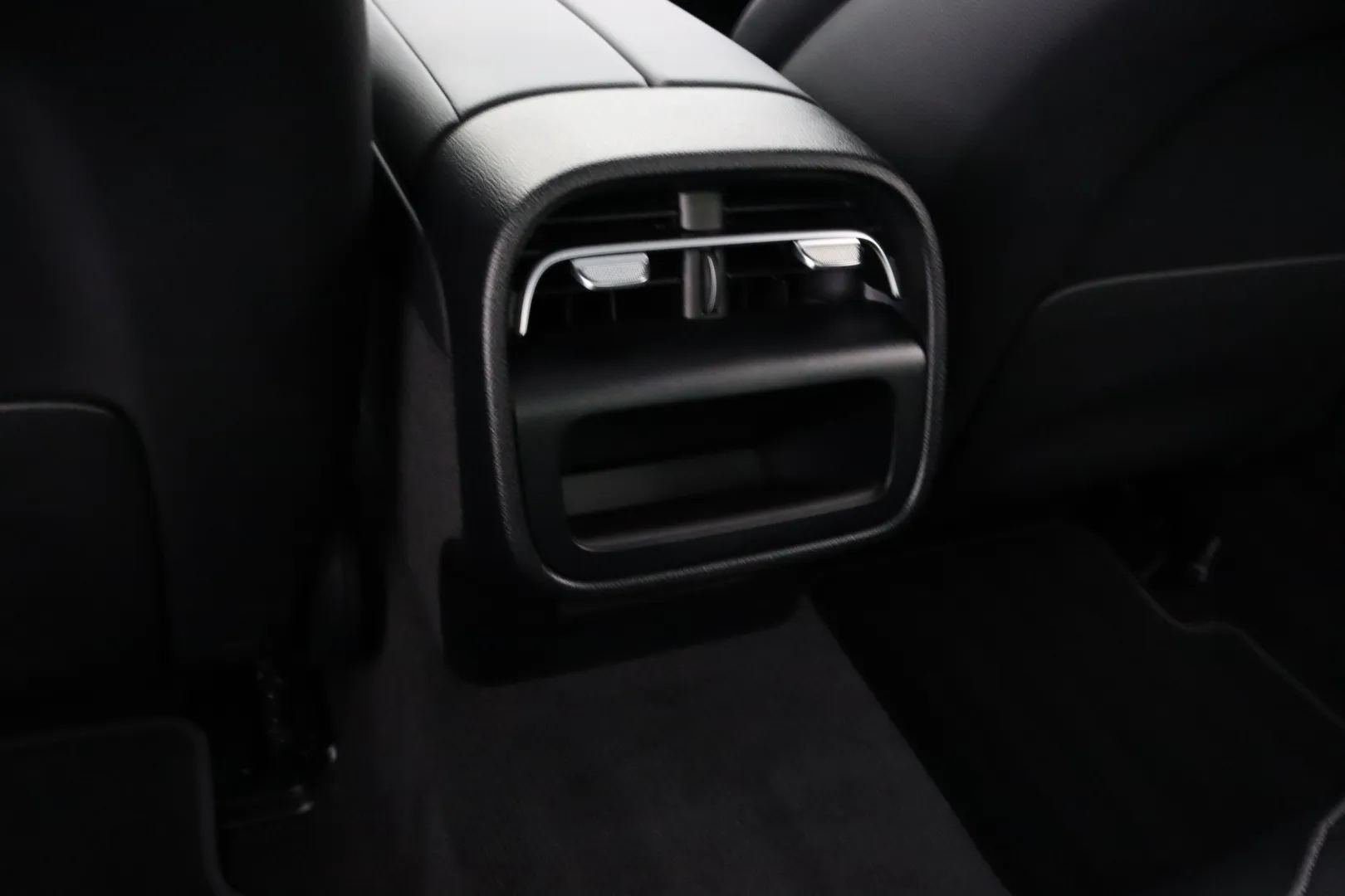 Mercedes-Benz E YXR-146 carousel image