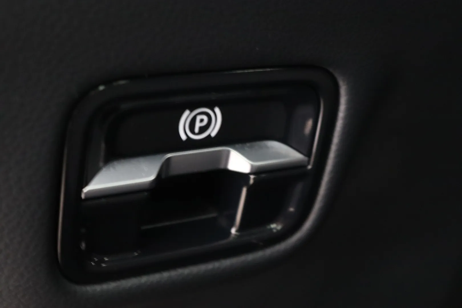 Mercedes-Benz E YXR-146 carousel image