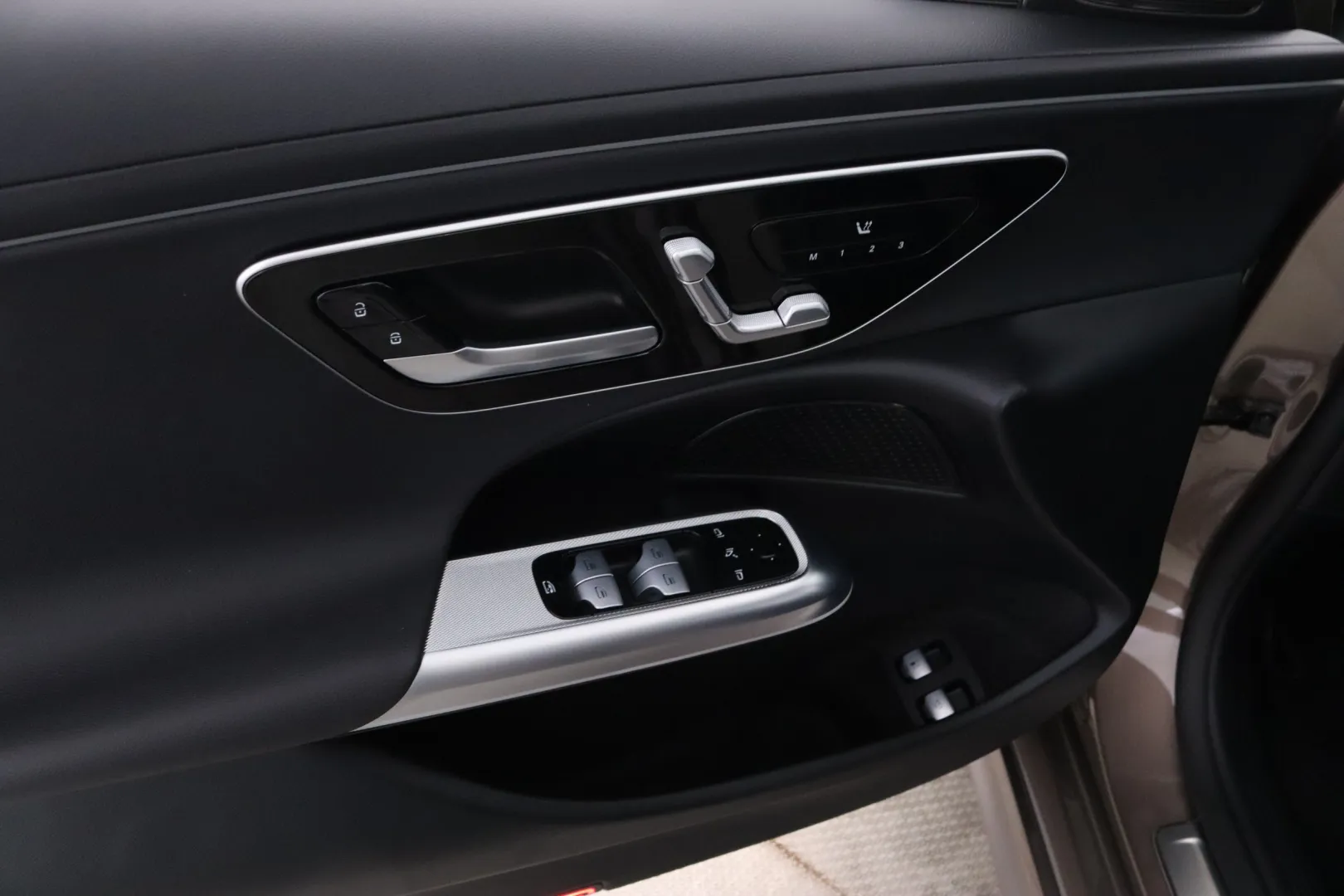 Mercedes-Benz E YXR-146 carousel image