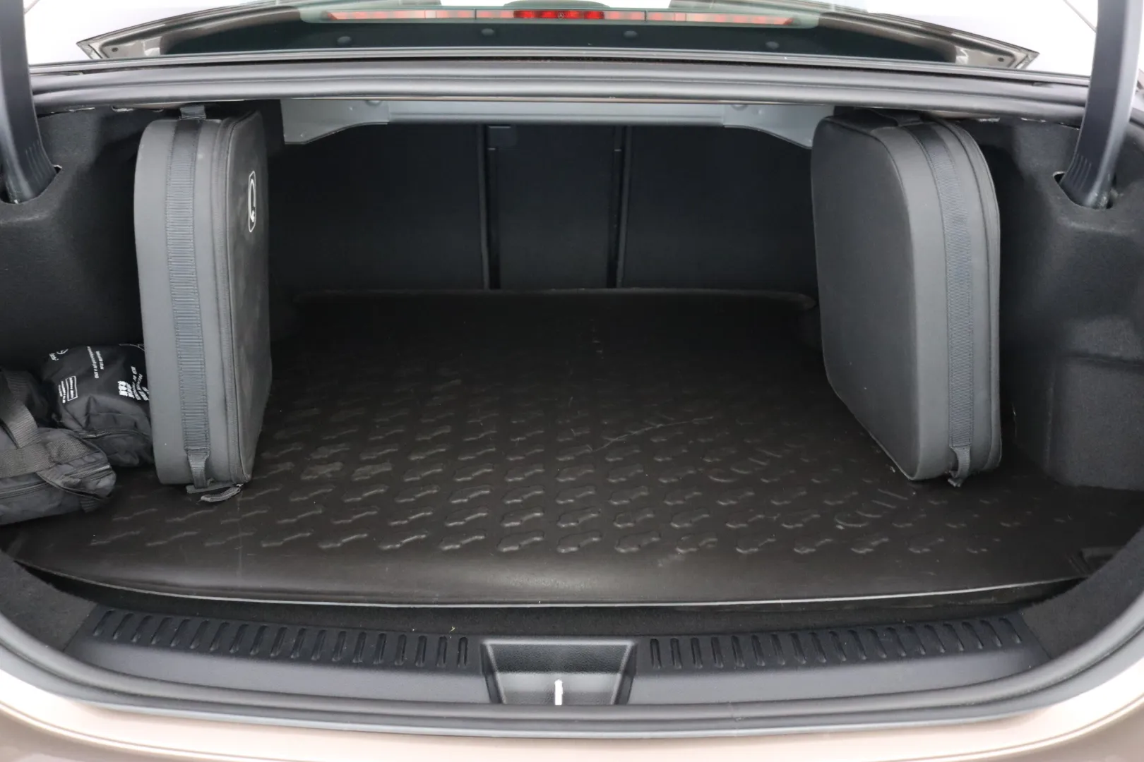 Mercedes-Benz E YXR-146 carousel image