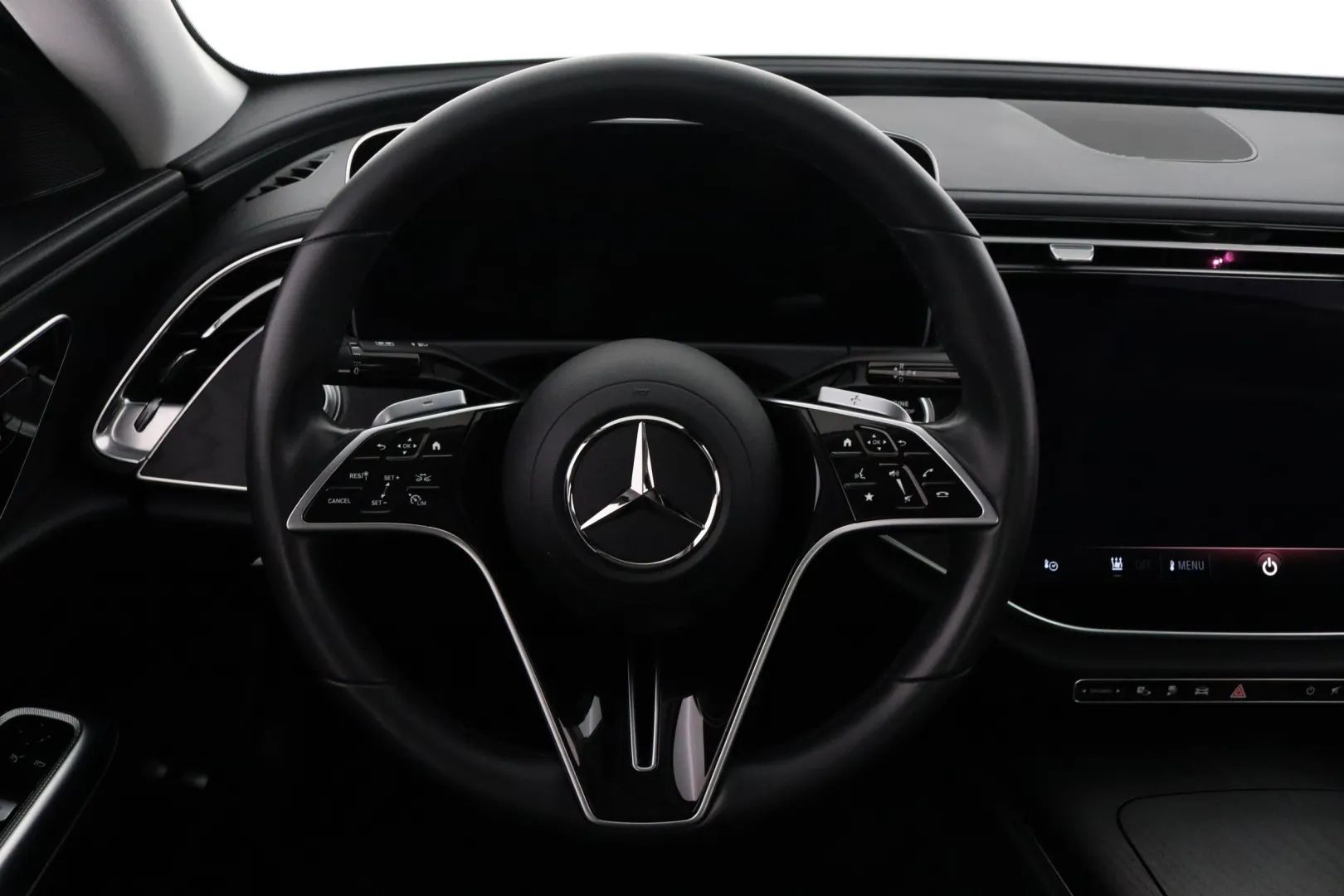 Mercedes-Benz E YXR-146 carousel image
