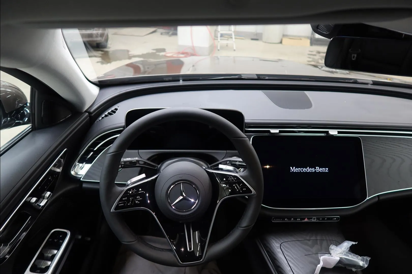 Mercedes-Benz E MRP-244 carousel image