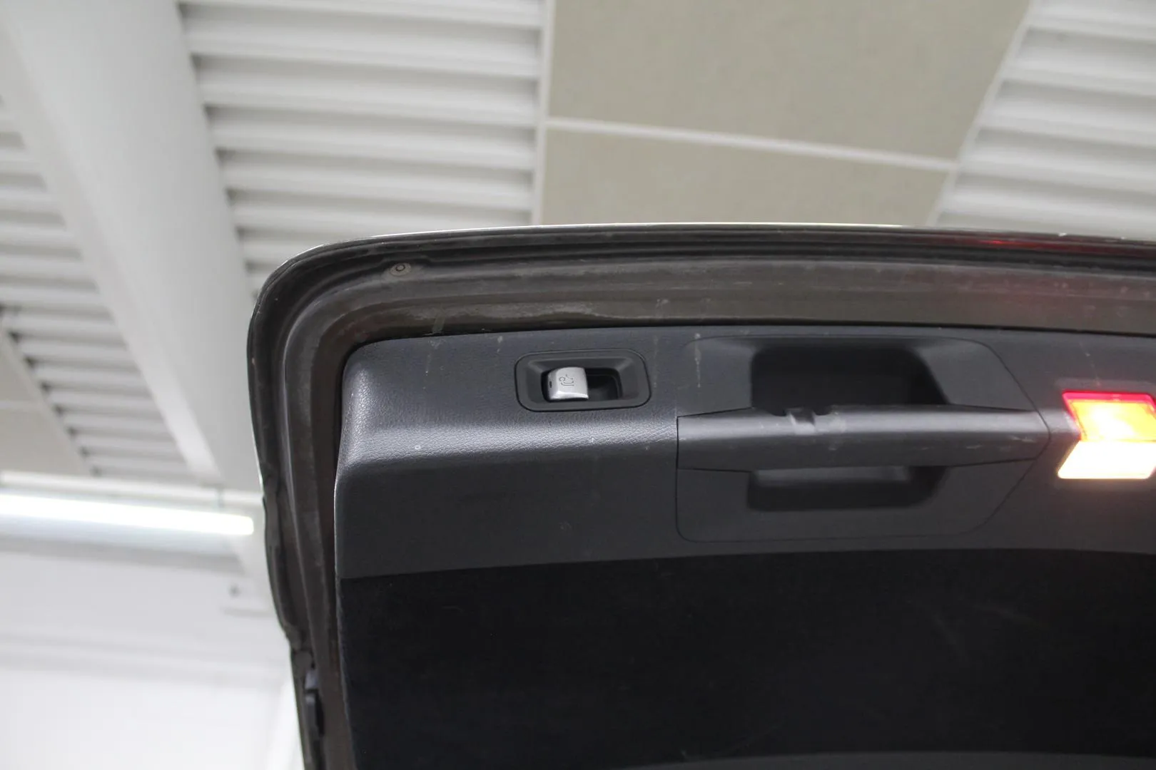 MERCEDES-BENZ E CMX-823 carousel image