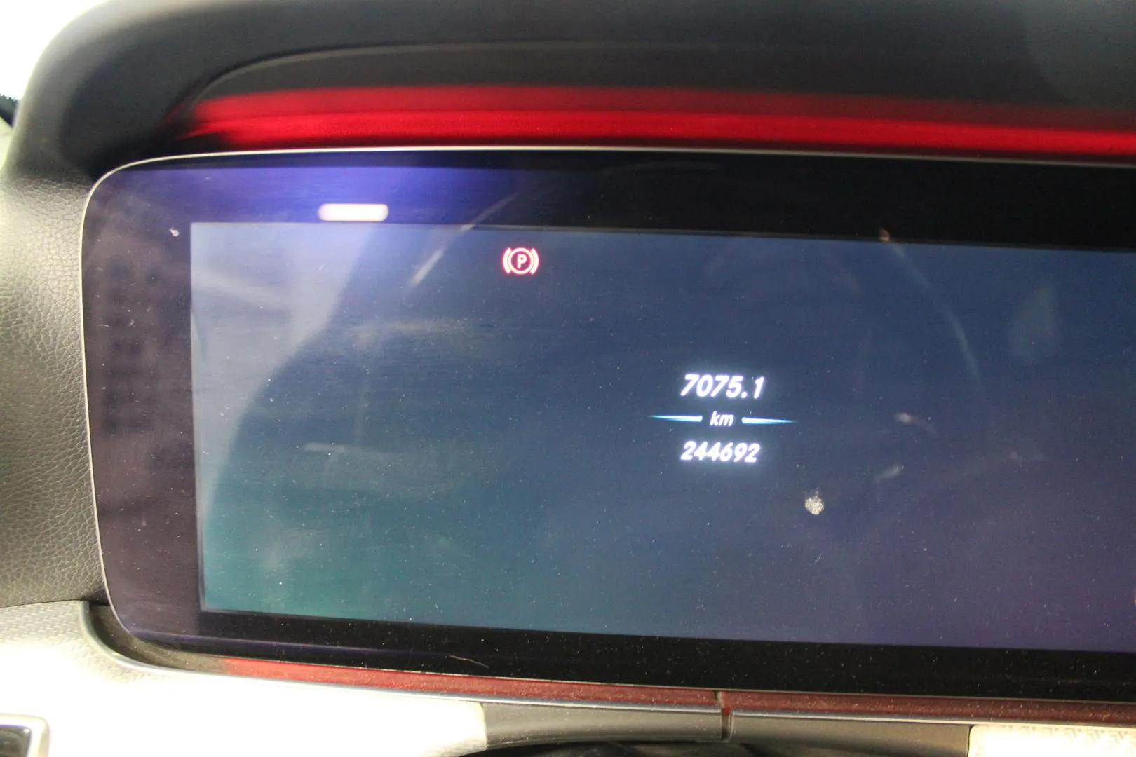 MERCEDES-BENZ E CMX-823 carousel image