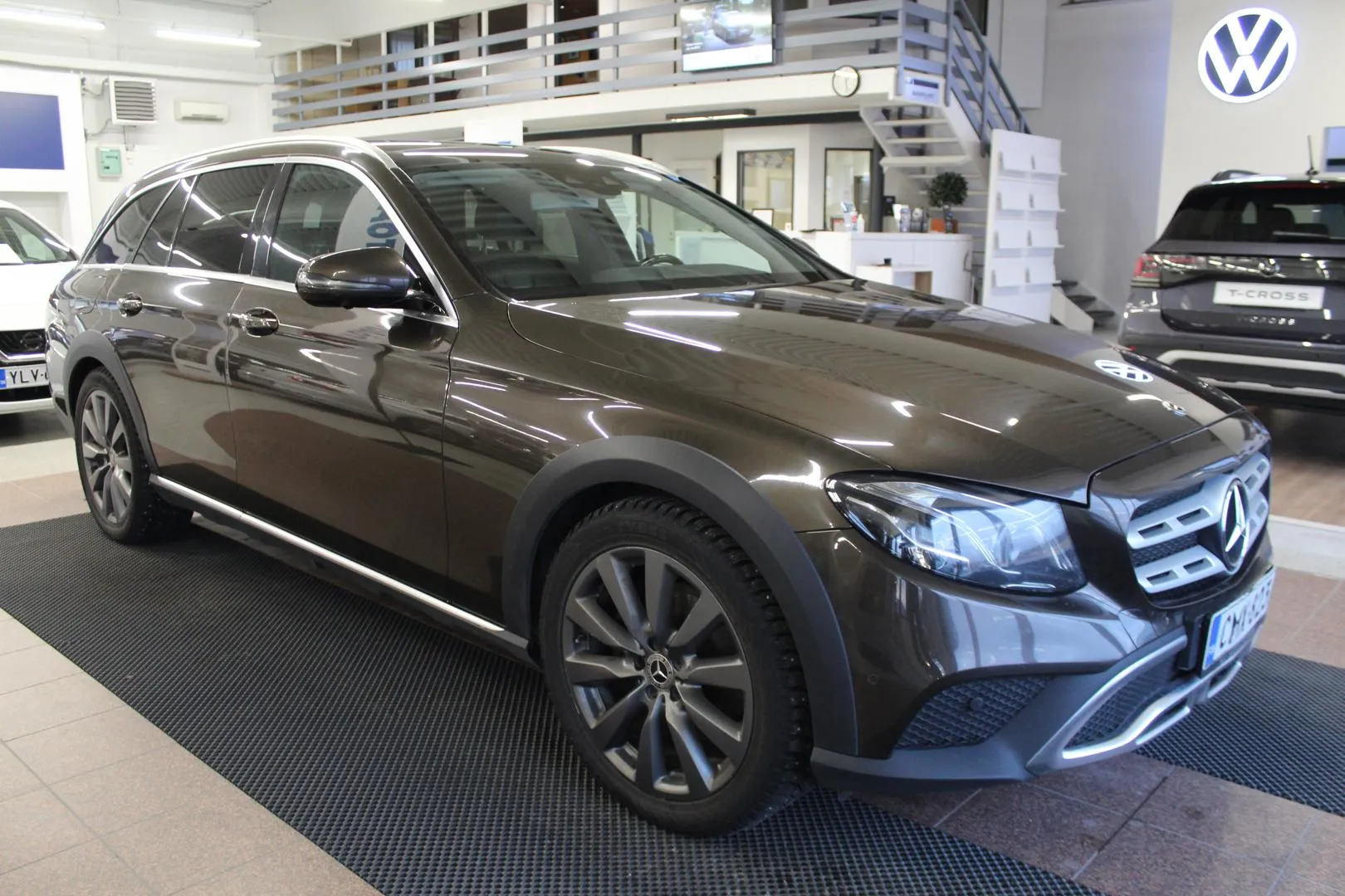 MERCEDES-BENZ E CMX-823 carousel image