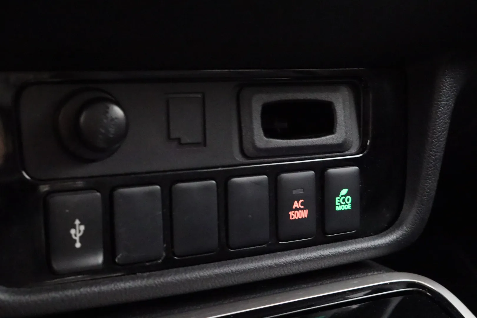 MITSUBISHI Mitsubishi Outlander XRJ-956 carousel image