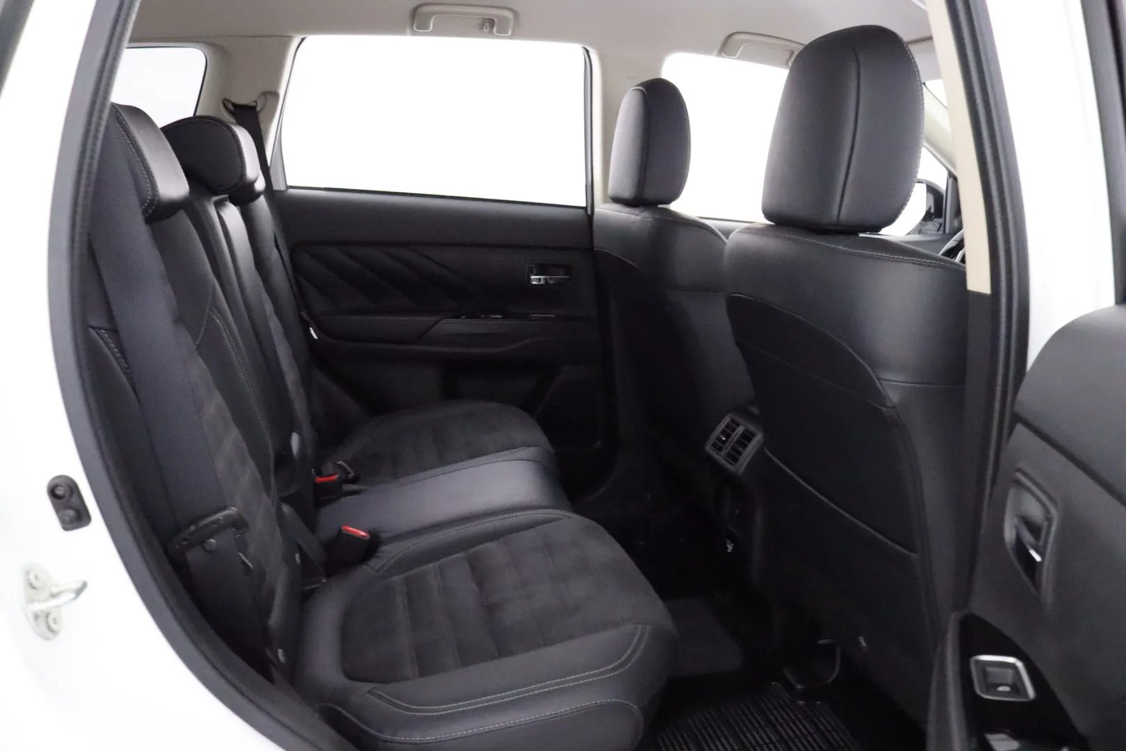 MITSUBISHI Mitsubishi Outlander XRJ-956 carousel image