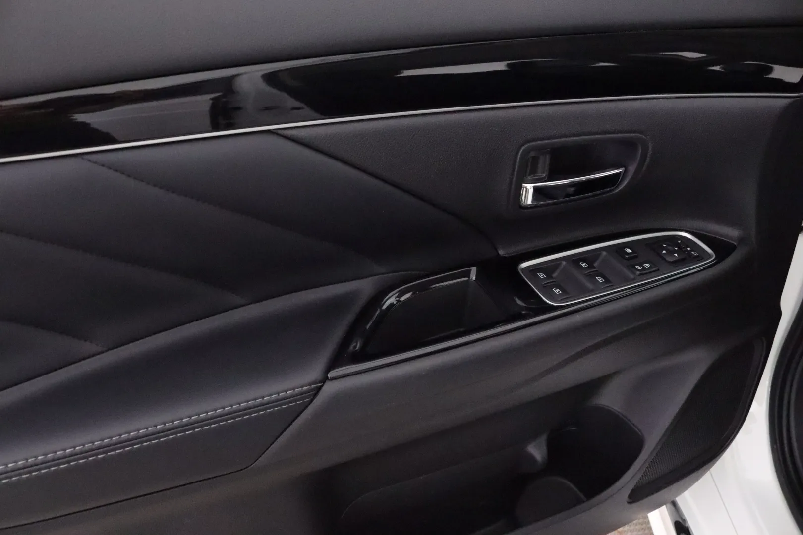 MITSUBISHI Mitsubishi Outlander XRJ-956 carousel image