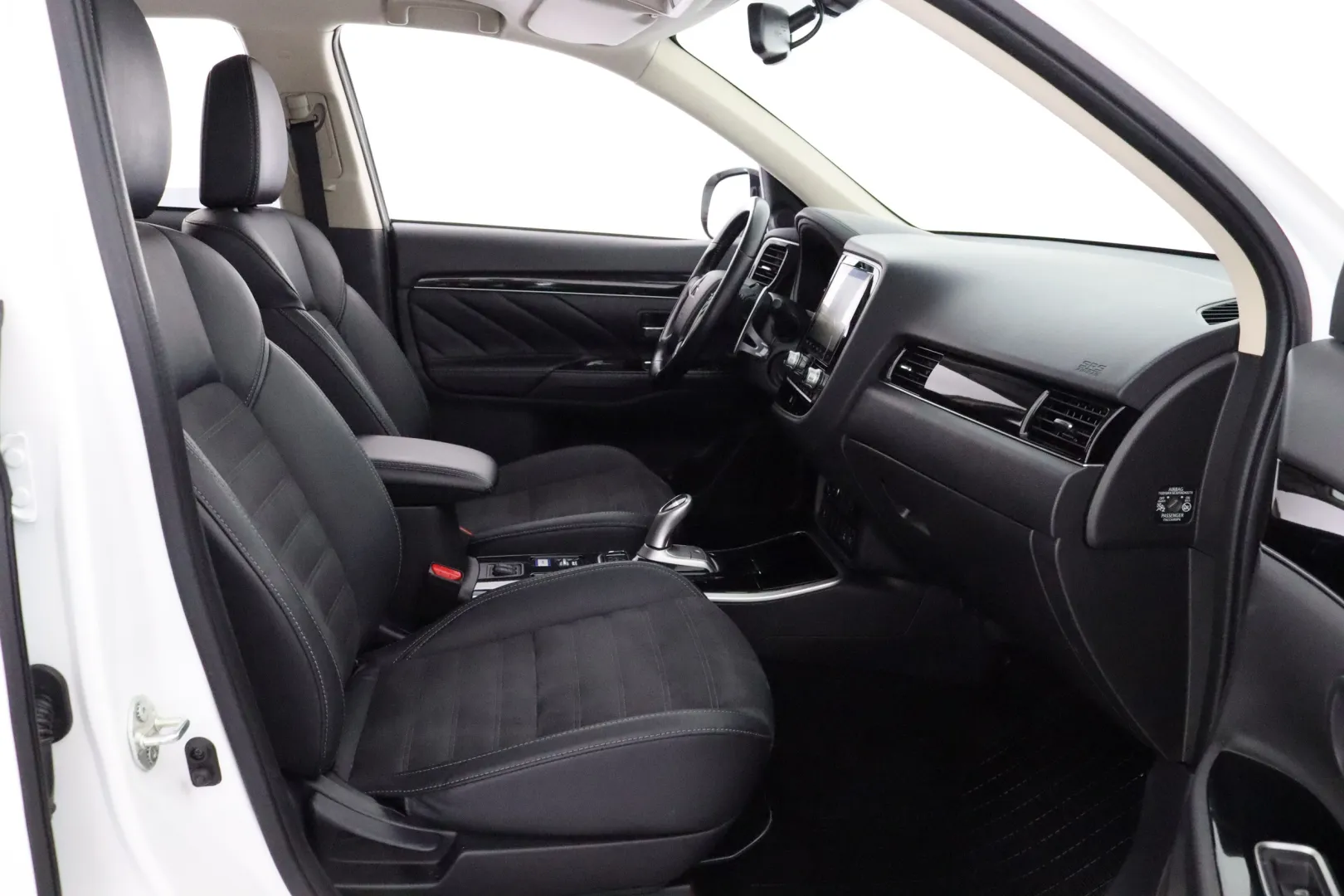 MITSUBISHI Mitsubishi Outlander XRJ-956 carousel image