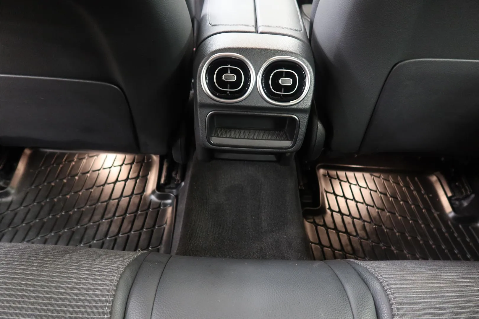 MERCEDES-BENZ C YLX-902 carousel image