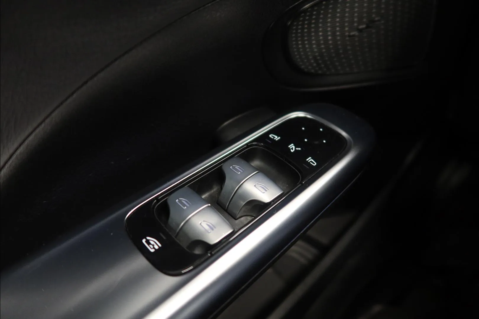 MERCEDES-BENZ C YLX-902 carousel image