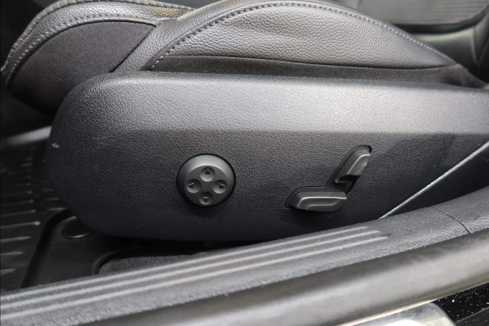 MERCEDES-BENZ C YLX-902 carousel image