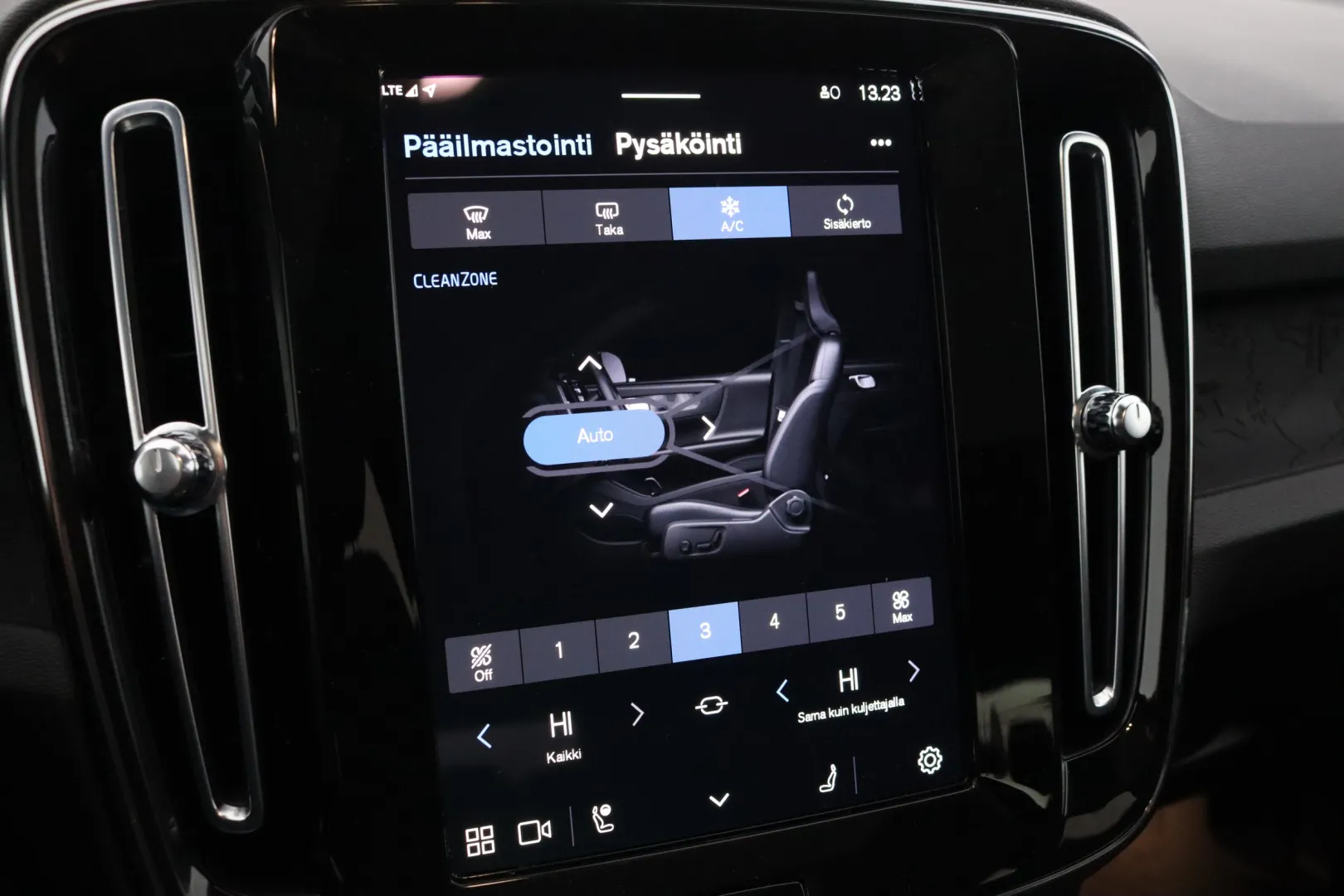 VOLVO C40 XPO-777 carousel image