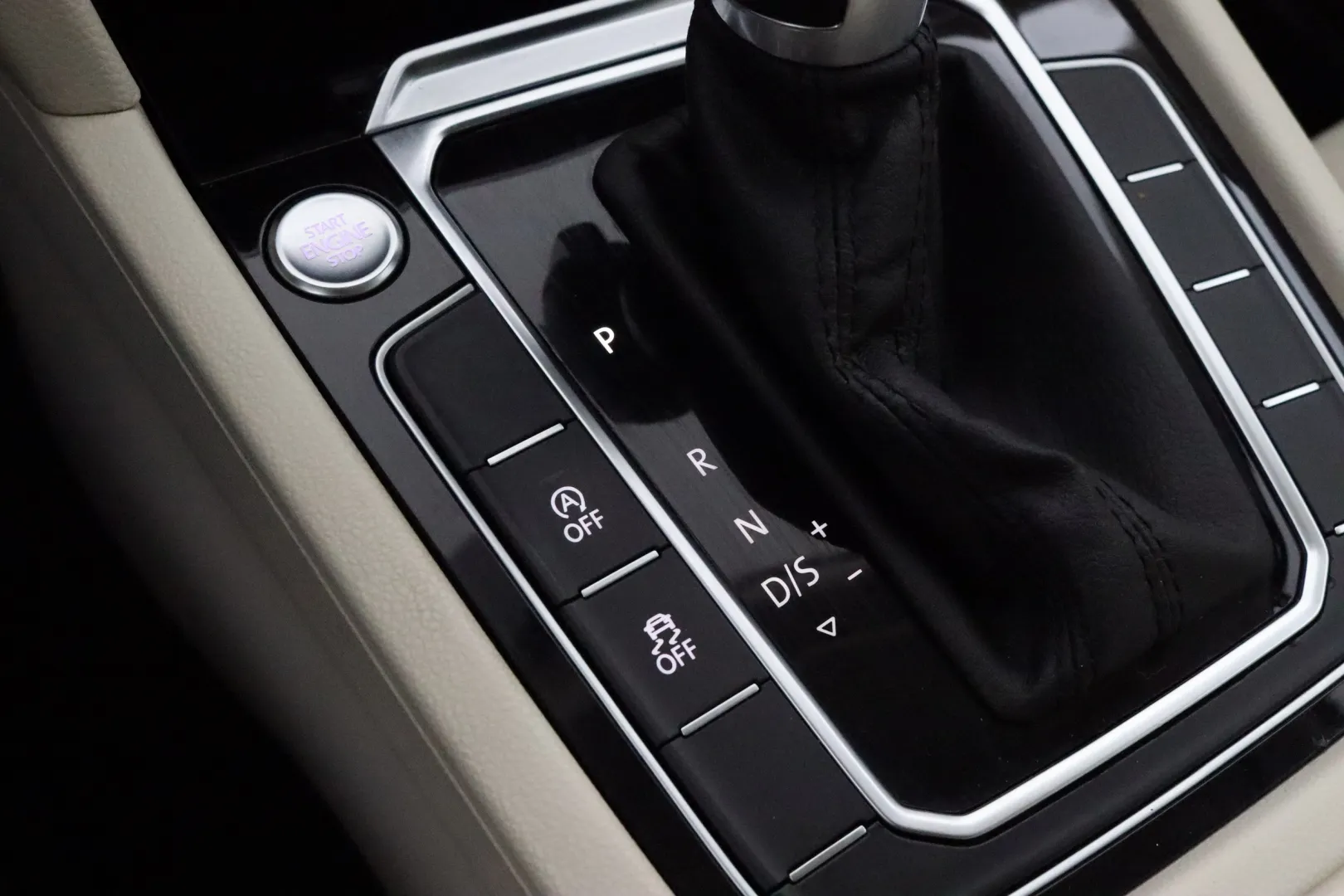 VOLKSWAGEN Passat XNO-236 carousel image