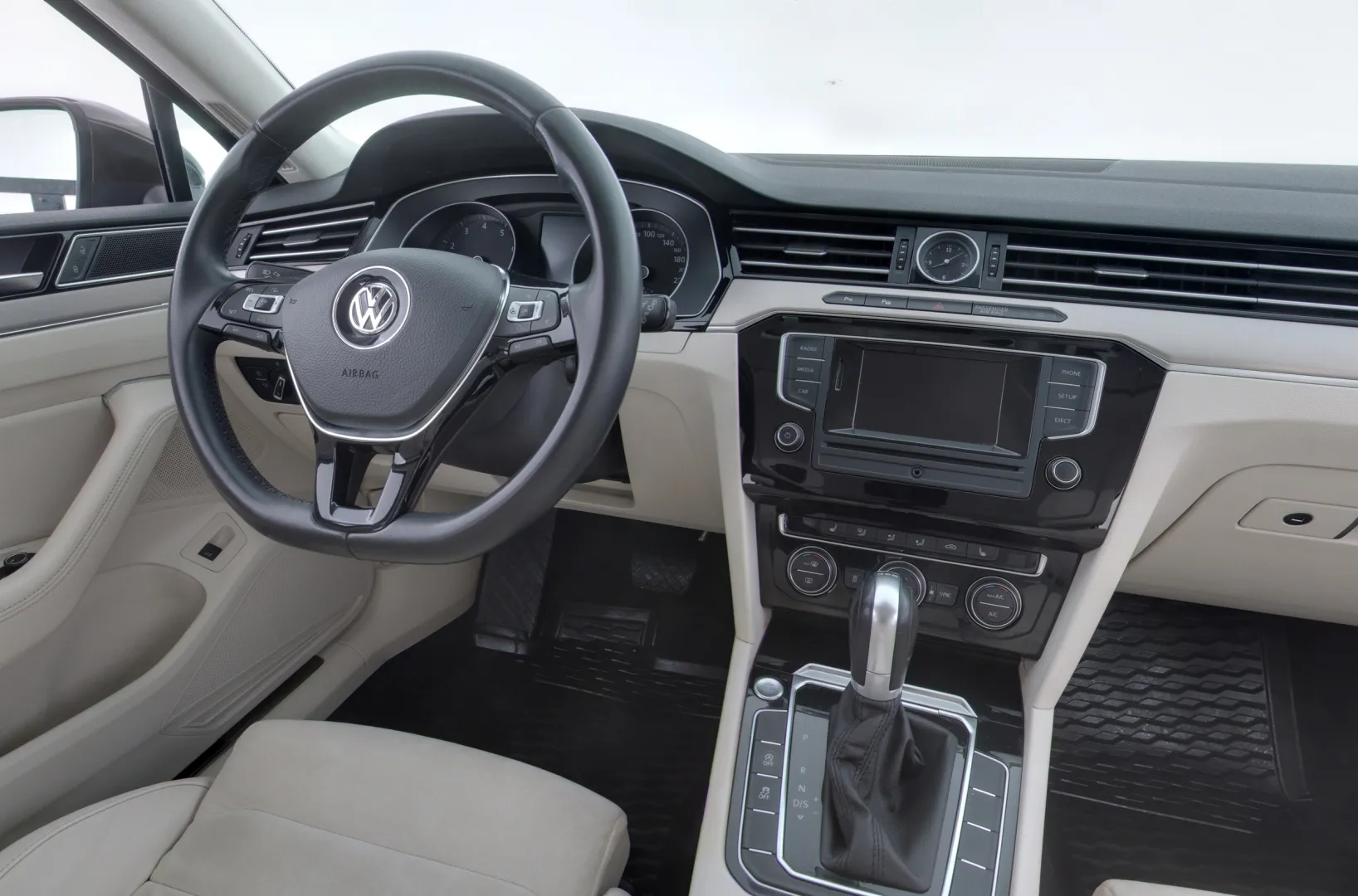 VOLKSWAGEN Passat XNO-236 carousel image