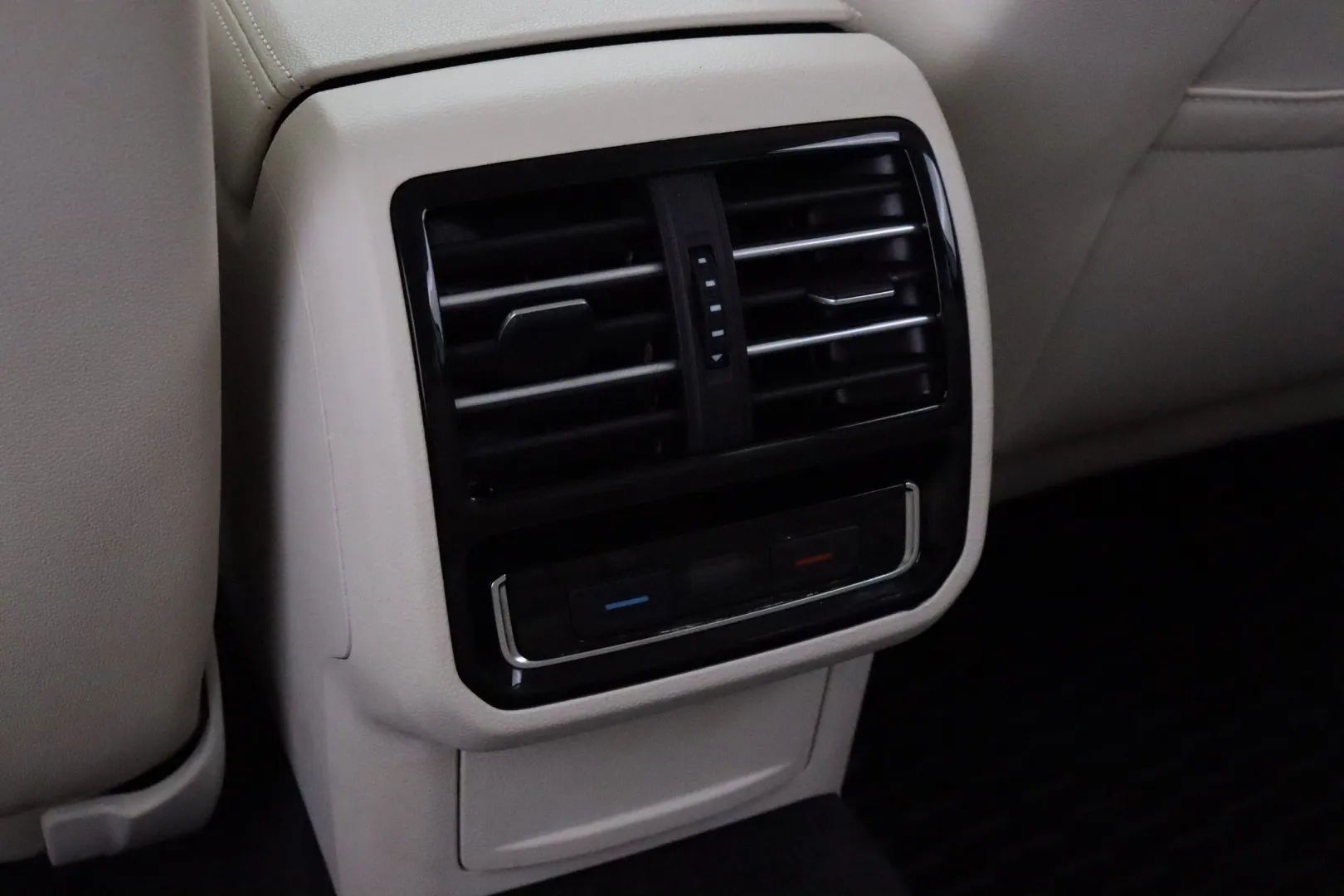 VOLKSWAGEN Passat XNO-236 carousel image