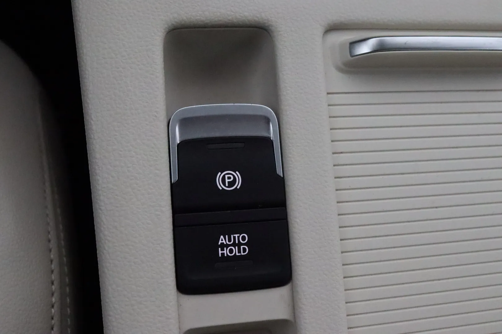 VOLKSWAGEN Passat XNO-236 carousel image