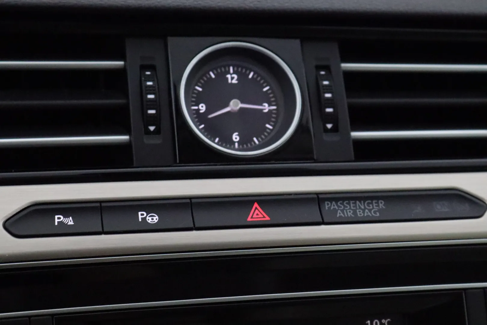 VOLKSWAGEN Passat XNO-236 carousel image