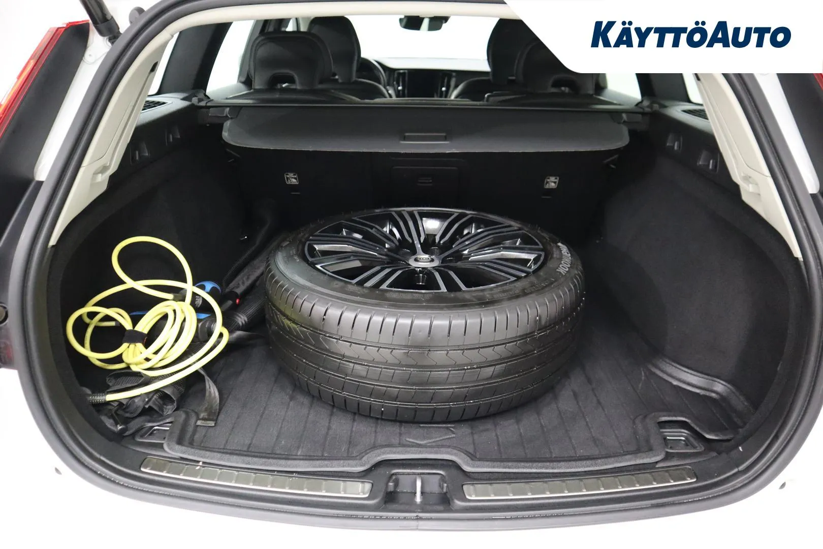 VOLVO V60 YXY-408 carousel image