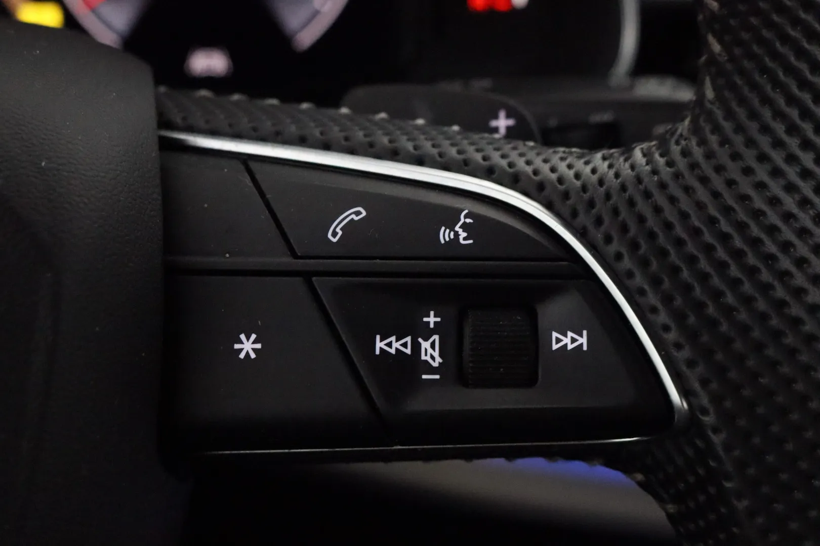 AUDI Q8 YKI-373 carousel image