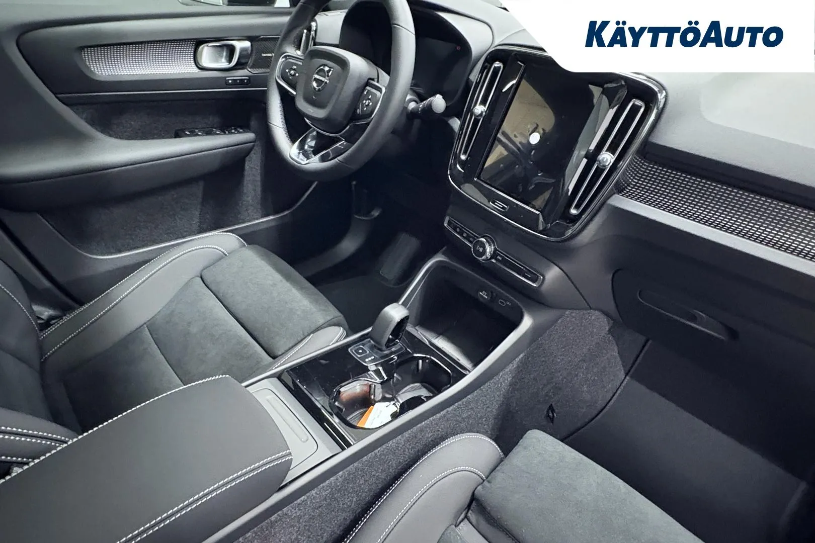 VOLVO EC40 RXU-215 carousel image